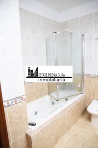 Alexander-Fernandez-agente-inmobiliario-Estate-Piedra-baño