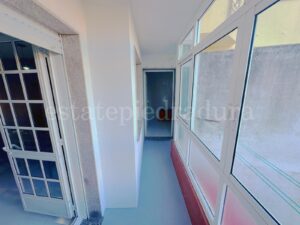 Piso en o grove pasillo