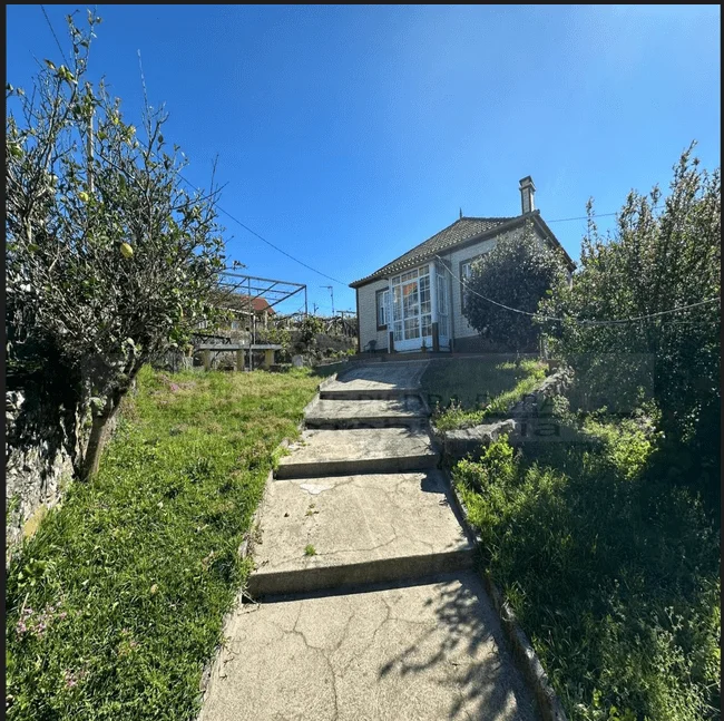 Casa o chalet en venta Marín Mogor inmobiliaria en Pontevedra En venta estupenda casa en Marín, ideal tanto para familias, como para los que buscan una vivienda para pasar sus vacaciones al lado de la playa. Esta vivienda cuenta en su totalidad con una parcela de 1100 m², con una construcción de 140m² distribuidos en una planta con 3 dormitorios, 1 baño con posibilidad de un aseo, salón y cocina equipada. Dispone de garaje con cómoda entrada desde la calle principal, zona de barbacoa y amplio jardín con unas vistas espectaculares de la Ría de Pontevedra. Cuenta con todos los servicios cerca, colegios, farmacias, supermercado, parques infantiles, y además su proximidad a las principales playas de Marín. Llámanos hoy mismo para reservar tu visita.