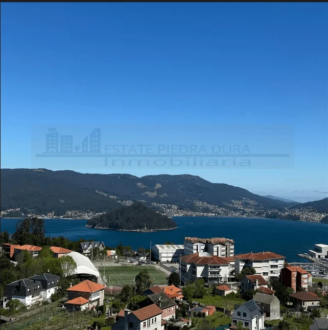Casa o chalet en venta Marín Mogor inmobiliaria en Pontevedra En venta estupenda casa en Marín, ideal tanto para familias, como para los que buscan una vivienda para pasar sus vacaciones al lado de la playa. Esta vivienda cuenta en su totalidad con una parcela de 1100 m², con una construcción de 140m² distribuidos en una planta con 3 dormitorios, 1 baño con posibilidad de un aseo, salón y cocina equipada. Dispone de garaje con cómoda entrada desde la calle principal, zona de barbacoa y amplio jardín con unas vistas espectaculares de la Ría de Pontevedra. Cuenta con todos los servicios cerca, colegios, farmacias, supermercado, parques infantiles, y además su proximidad a las principales playas de Marín. Llámanos hoy mismo para reservar tu visita.