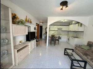 Apartamento en venta en Sanxenxo En venta fantástico apartamento a 3 minutos andando de la playa Silgar, Sanxenxo. Consta de una habitación con baño completo y bañera, recibidor, comedor, cocina, terraza, plaza de garaje y trastero. Con una ubicación privilegiada muy cercana al mar, este acogedor apartamento de 58 metros cuadrados es perfecto para disfrutar de la tranquilidad y belleza de la costa gallega. Contáctanos hoy mismo para reservar tu visita.