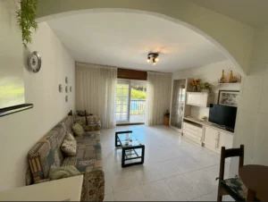 Apartamento en venta en Sanxenxo En venta fantástico apartamento a 3 minutos andando de la playa Silgar, Sanxenxo. Consta de una habitación con baño completo y bañera, recibidor, comedor, cocina, terraza, plaza de garaje y trastero. Con una ubicación privilegiada muy cercana al mar, este acogedor apartamento de 58 metros cuadrados es perfecto para disfrutar de la tranquilidad y belleza de la costa gallega. Contáctanos hoy mismo para reservar tu visita.