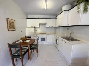 Apartamento en venta en Sanxenxo En venta fantástico apartamento a 3 minutos andando de la playa Silgar, Sanxenxo. Consta de una habitación con baño completo y bañera, recibidor, comedor, cocina, terraza, plaza de garaje y trastero. Con una ubicación privilegiada muy cercana al mar, este acogedor apartamento de 58 metros cuadrados es perfecto para disfrutar de la tranquilidad y belleza de la costa gallega. Contáctanos hoy mismo para reservar tu visita.
