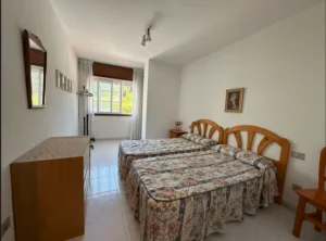 Apartamento en venta en Sanxenxo En venta fantástico apartamento a 3 minutos andando de la playa Silgar, Sanxenxo. Consta de una habitación con baño completo y bañera, recibidor, comedor, cocina, terraza, plaza de garaje y trastero. Con una ubicación privilegiada muy cercana al mar, este acogedor apartamento de 58 metros cuadrados es perfecto para disfrutar de la tranquilidad y belleza de la costa gallega. Contáctanos hoy mismo para reservar tu visita.
