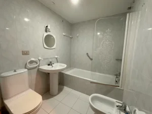 Apartamento en venta en Sanxenxo En venta fantástico apartamento a 3 minutos andando de la playa Silgar, Sanxenxo. Consta de una habitación con baño completo y bañera, recibidor, comedor, cocina, terraza, plaza de garaje y trastero. Con una ubicación privilegiada muy cercana al mar, este acogedor apartamento de 58 metros cuadrados es perfecto para disfrutar de la tranquilidad y belleza de la costa gallega. Contáctanos hoy mismo para reservar tu visita.