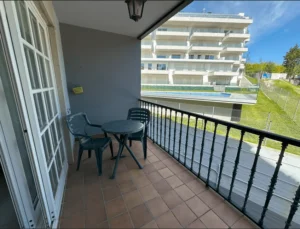 Apartamento en venta en Sanxenxo En venta fantástico apartamento a 3 minutos andando de la playa Silgar, Sanxenxo. Consta de una habitación con baño completo y bañera, recibidor, comedor, cocina, terraza, plaza de garaje y trastero. Con una ubicación privilegiada muy cercana al mar, este acogedor apartamento de 58 metros cuadrados es perfecto para disfrutar de la tranquilidad y belleza de la costa gallega. Contáctanos hoy mismo para reservar tu visita.