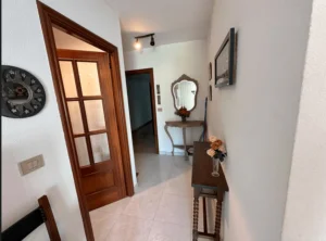 Apartamento en venta en Sanxenxo En venta fantástico apartamento a 3 minutos andando de la playa Silgar, Sanxenxo. Consta de una habitación con baño completo y bañera, recibidor, comedor, cocina, terraza, plaza de garaje y trastero. Con una ubicación privilegiada muy cercana al mar, este acogedor apartamento de 58 metros cuadrados es perfecto para disfrutar de la tranquilidad y belleza de la costa gallega. Contáctanos hoy mismo para reservar tu visita.