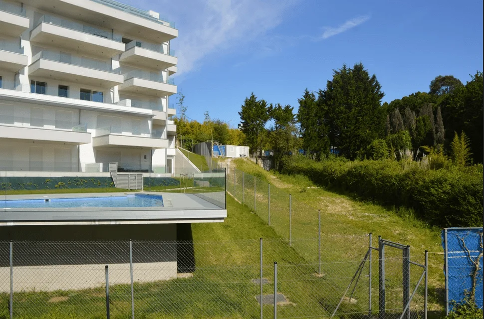 Apartamento en venta en Sanxenxo En venta fantástico apartamento a 3 minutos andando de la playa Silgar, Sanxenxo. Consta de una habitación con baño completo y bañera, recibidor, comedor, cocina, terraza, plaza de garaje y trastero. Con una ubicación privilegiada muy cercana al mar, este acogedor apartamento de 58 metros cuadrados es perfecto para disfrutar de la tranquilidad y belleza de la costa gallega. Contáctanos hoy mismo para reservar tu visita.