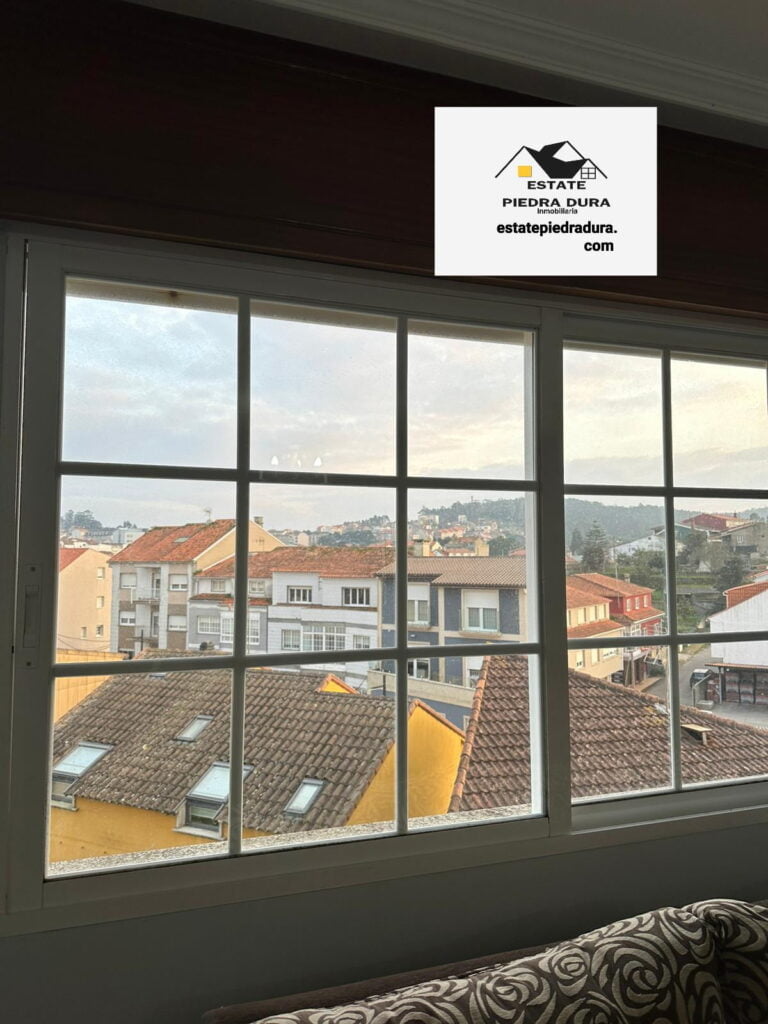 estatepiedradura.com vende piso en galicia alexander fernandez agente inmobiliario y sharon fernandez agente inmobiliario119 Piso en venta en O Grove En venta fantástico apartamento a 3 minutos andando de la playa Silgar, Sanxenxo. Consta de una habitación con baño completo y bañera, recibidor, comedor, cocina, terraza, plaza de garaje y trastero. Con una ubicación privilegiada muy cercana al mar, este acogedor apartamento de 58 metros cuadrados es perfecto para disfrutar de la tranquilidad y belleza de la costa gallega. Contáctanos hoy mismo para reservar tu visita.